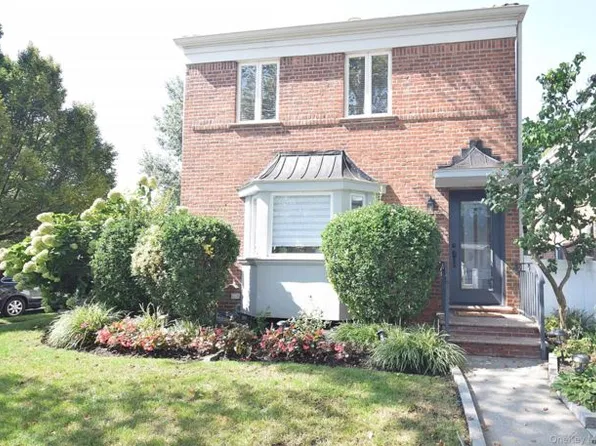 7376 197th St, Fresh Meadows, NY 11366