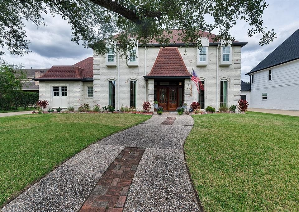 Welocome Home to this RENOVATED home on the tree lined street in the prestigous Fleetwwood Community.