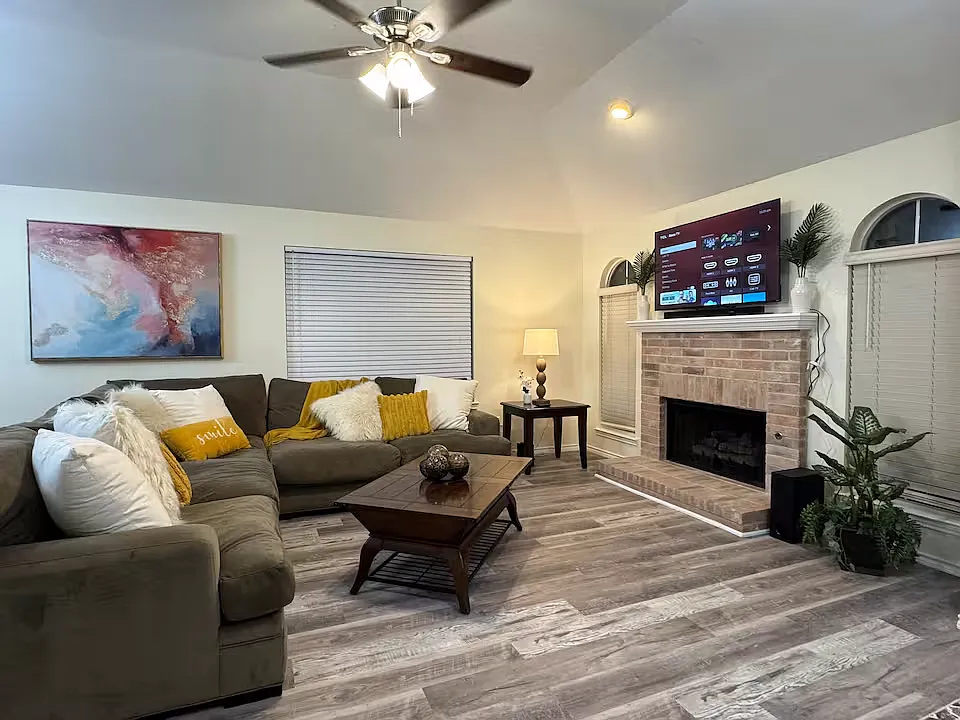 3 bed, 1556 sqft, $5,995 — Photo 2