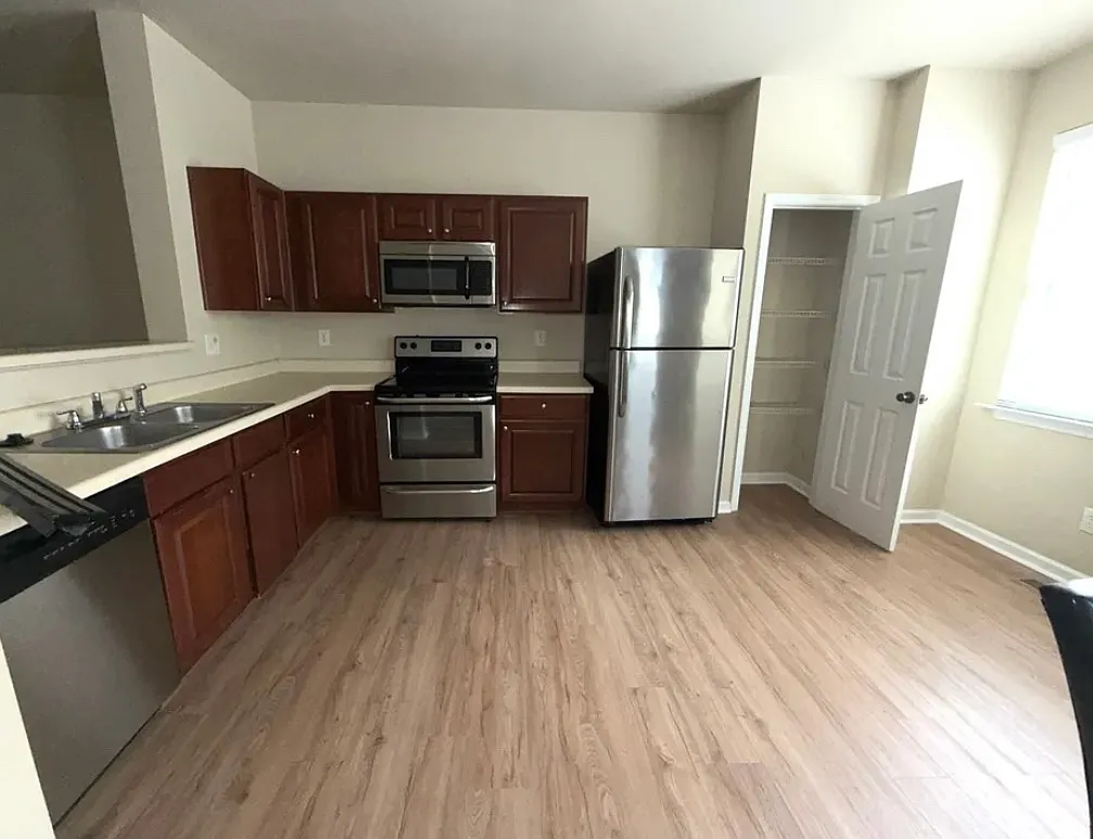 4 bed, 3.5 bath, $2,400 — Photo 4