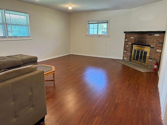 3rd image of 720 Wildwood Ln
