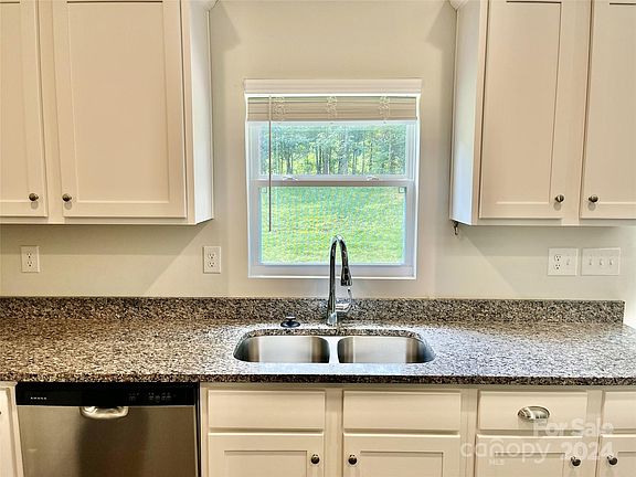 5th image of 140 Bradford Ln