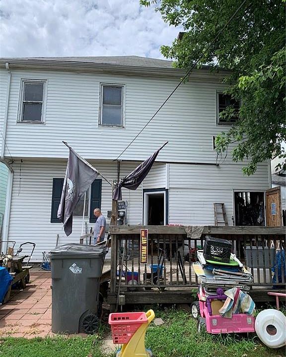 2nd image of 1129 Laurel St