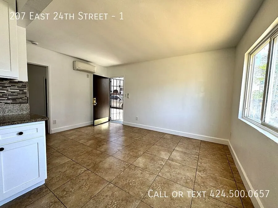 Bright & Updated 2 Bed / 1 Bath | $2,295/mo University Park, Los Angeles — Photo 4