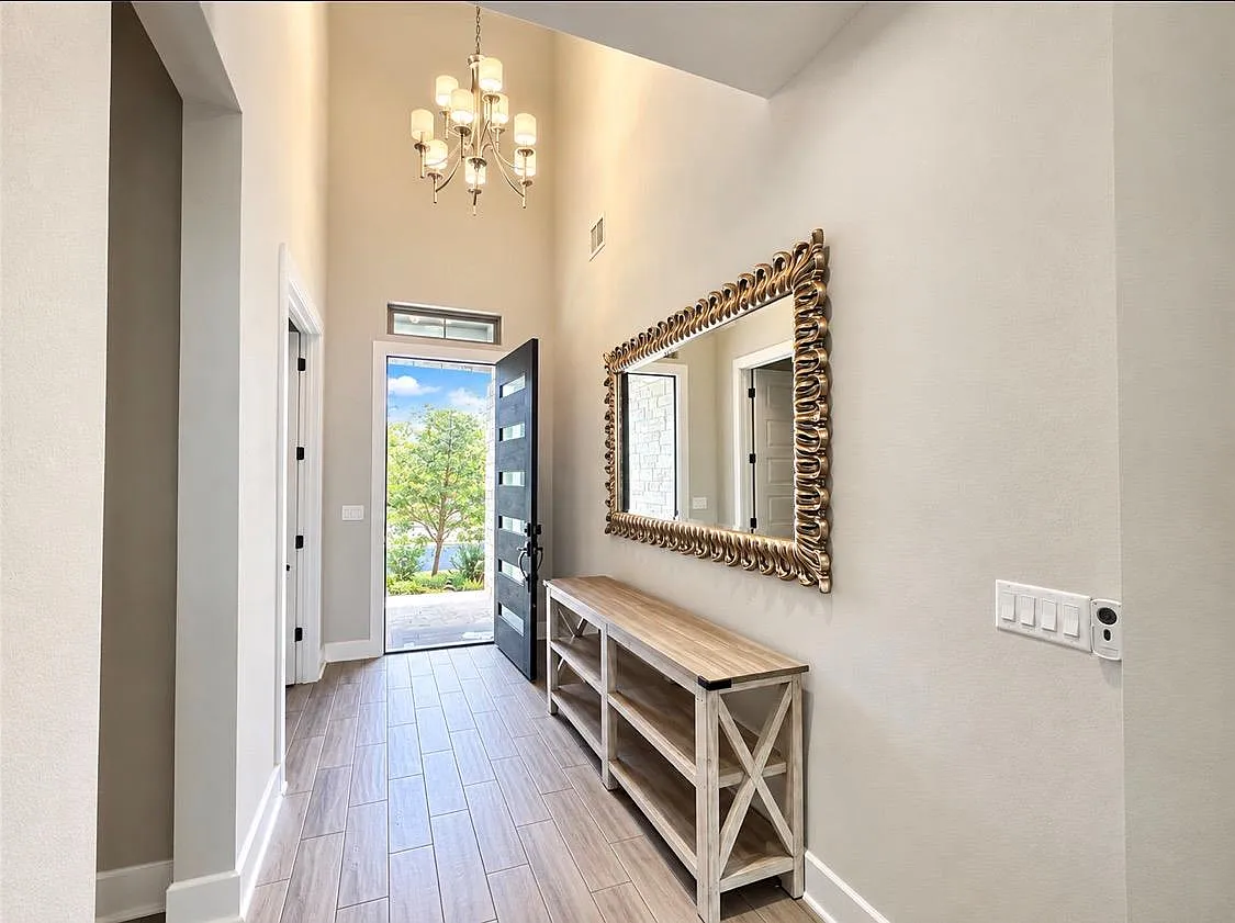 4 bed, 4.0 bath, 3760 sqft, $3,900 — Photo 2