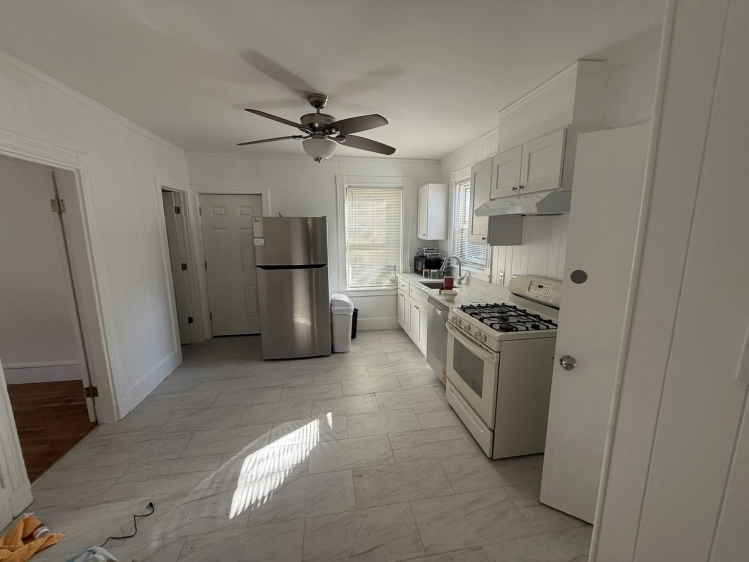 7 bed, 2400 sqft, $1,400 — Photo 2