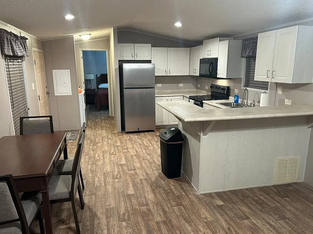 3 bed, 2.0 bath, 951 sqft, $3,585 — Photo 2