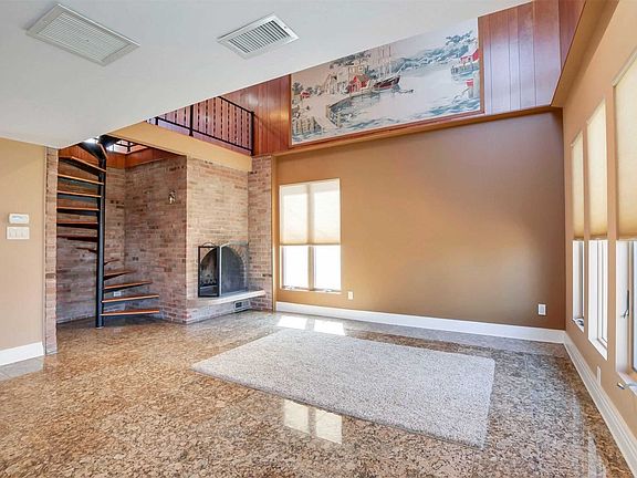 5th image of 387 West Dr
