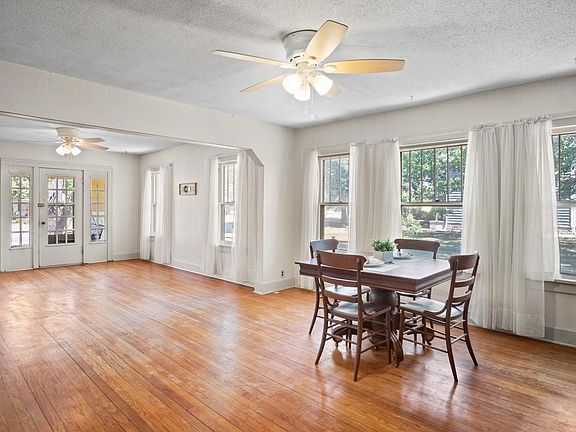 2nd image of 1009 E Broadway St