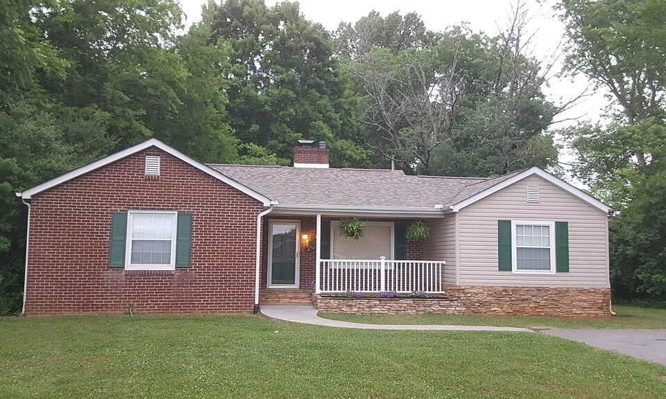1521 Scenic Dr Maryville, TN