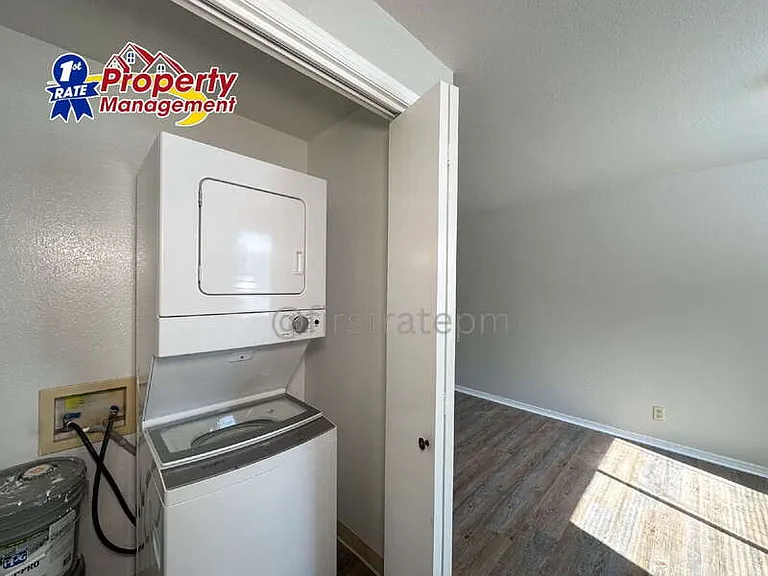 1184 W Lee St — Photo 10