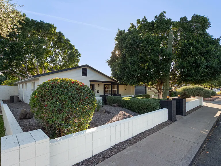 1935 E Coolidge St — Photo 3