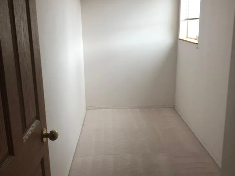 Bonus carpeted room; office, hobby work room or extra pantry space.