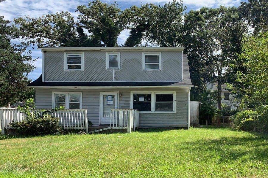 1st image of 8 Robinson Dr