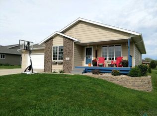 906 Oakridge Rd, Dell Rapids, SD 57022