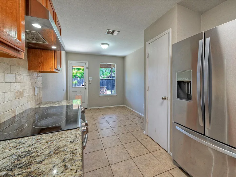 913 Dexter Dr — Photo 17