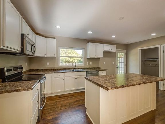 3rd image of 3554 Lockwood Cir