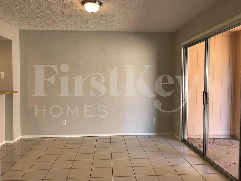 526 E Topeka Dr — Photo 5