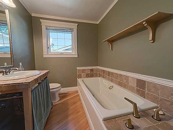 5th image of 5603 109b Ave NW