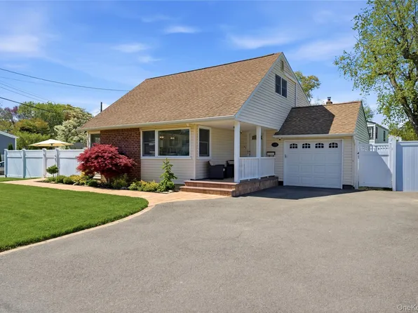 149 Raleigh Lane, West Islip, NY 11795