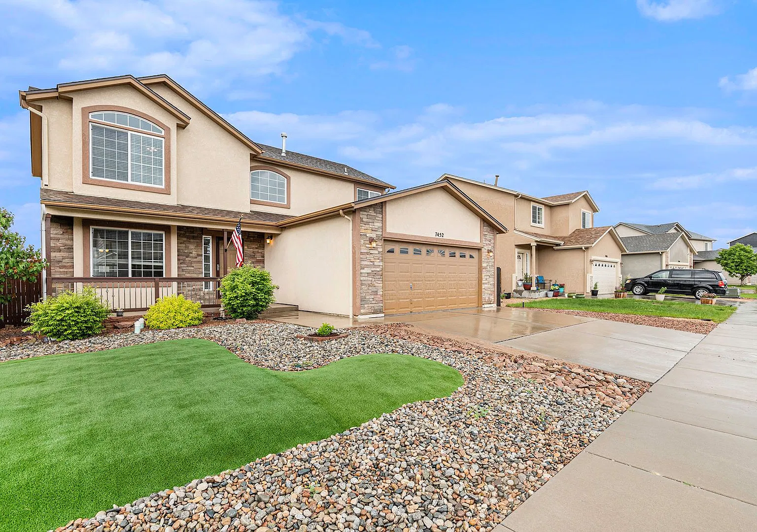 Large 2 Story Home with Full Basement and Yard. — Photo 2