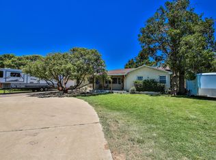 513 Clubview Dr, Levelland, TX 79336