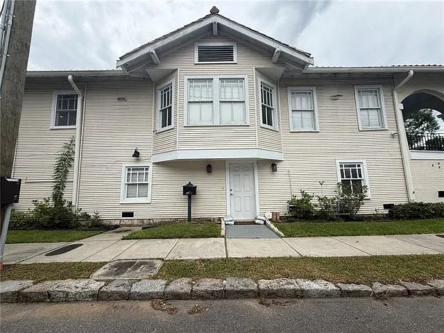 2735 Octavia St — Photo 2