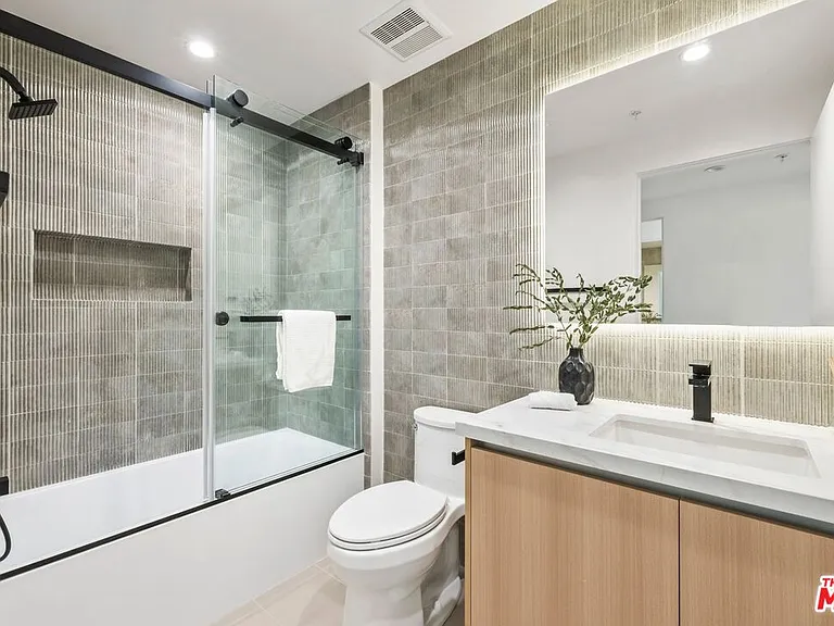 1414 1/2 S Beverly Dr #401 — Photo 2