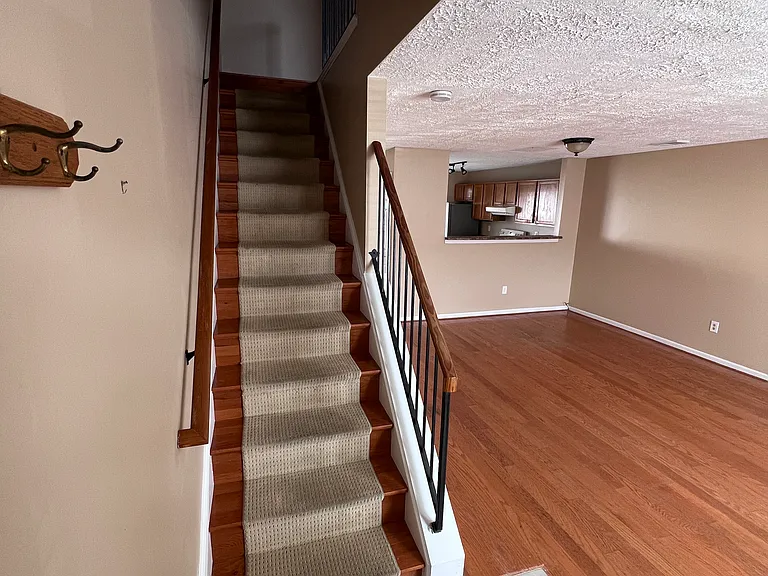 1412 Nestlewood Ct — Photo 2