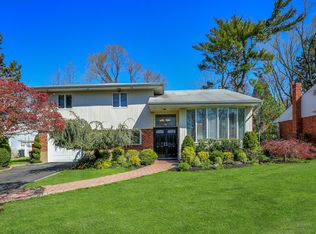 45 Lake Dr, Manhasset Hills, NY 11040