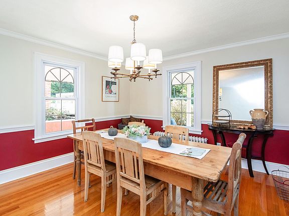 Dinning room adjoins the sitting room