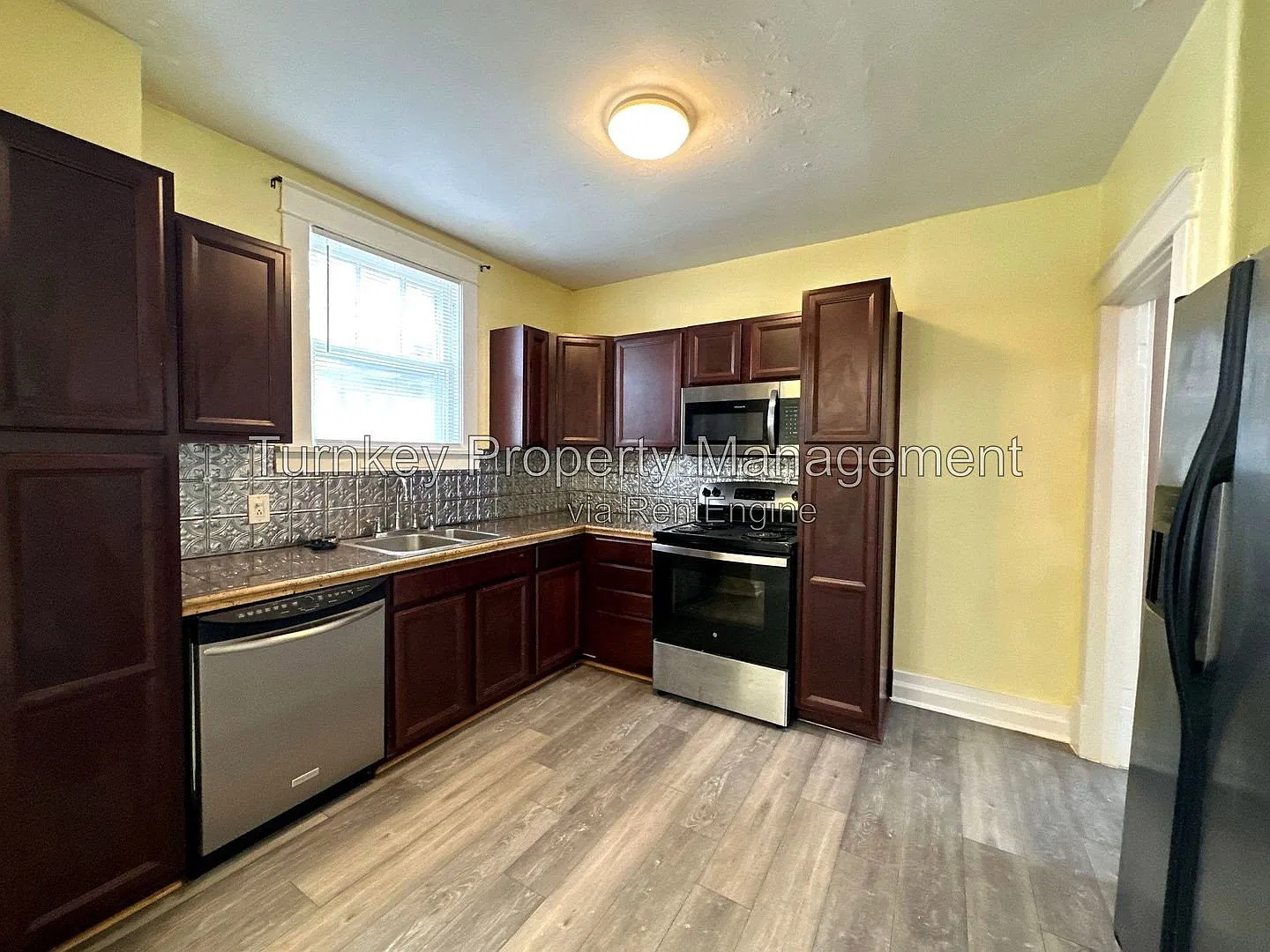 3 bed, 2.0 bath, 1704 sqft, $1,400 — Photo 4