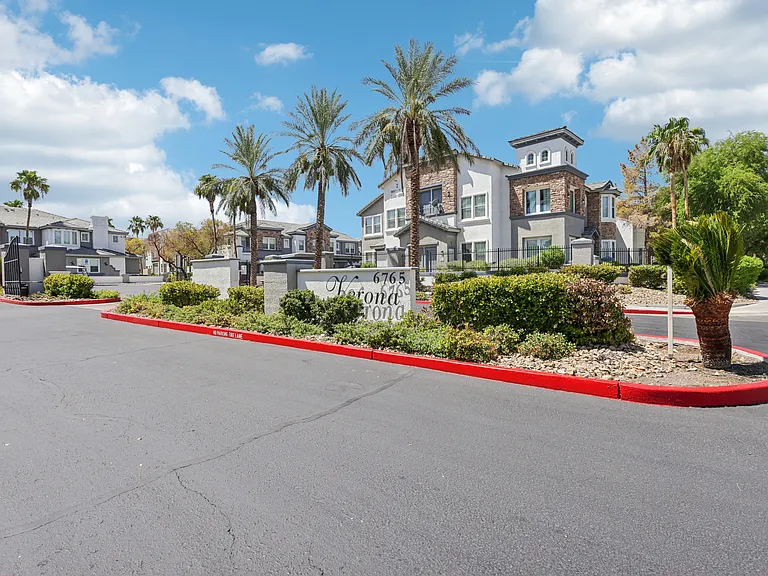 Verona Apartments — Photo 33