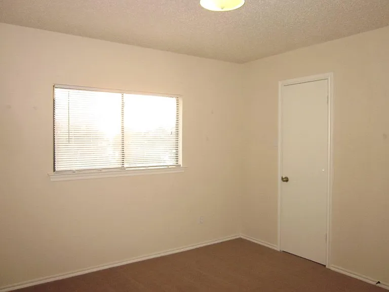 1102 Comfort St — Photo 14