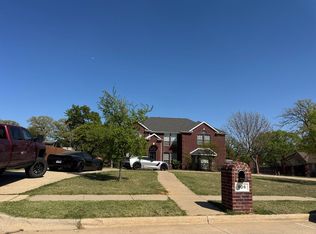 906 Shady Bend Dr, Kennedale, TX 76060