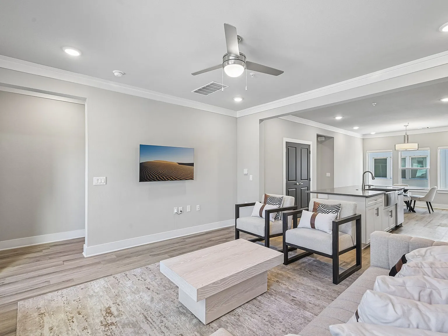 3 bed, 1728 sqft, $3,200 — Photo 3