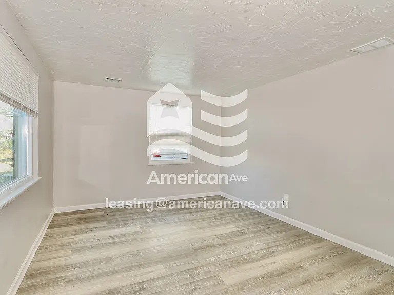 1493149_005_wm_-_living_room_13427581.jpg