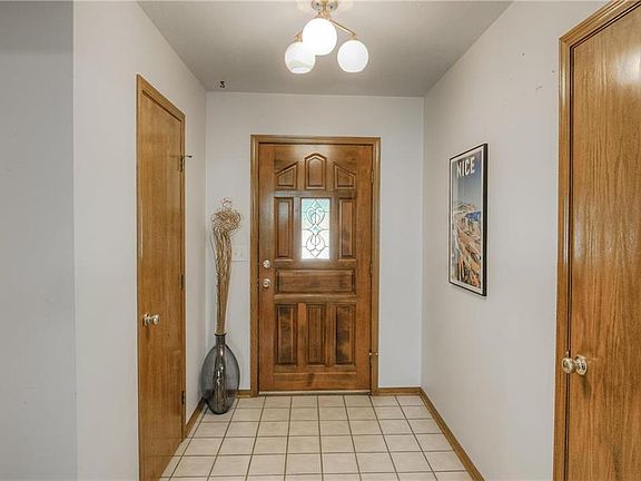 4th image of 631 NE Bryant Dr