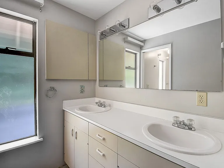 10035 NE 28th Pl — Photo 11