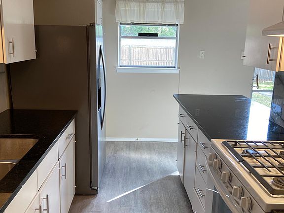 5th image of 624 Royal Crest Dr