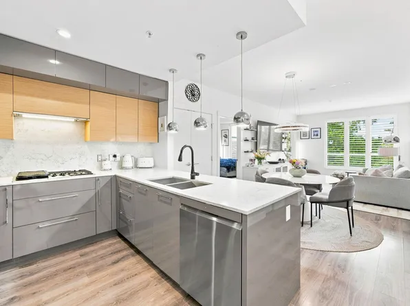 1327 Draycott Rd #401, North Vancouver, BC V7J 1W1