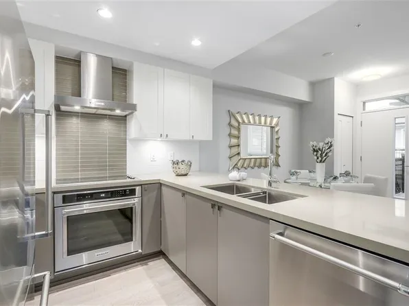 3211 Noel Dr #11, Burnaby, BC V3J 1J7