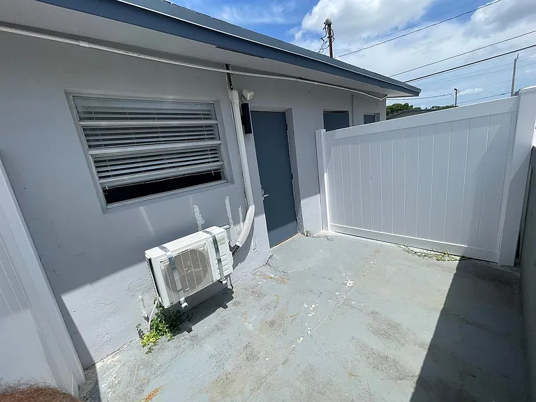 215 SW 16th St #4 — Photo 5