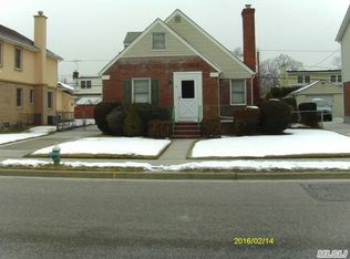 17 Irving Ln, New Hyde Park, NY 11040
