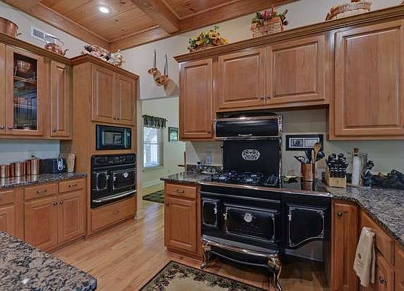 3rd image of 10 Piper Ln