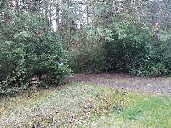 2nd image of 562 E Pointes Drive W