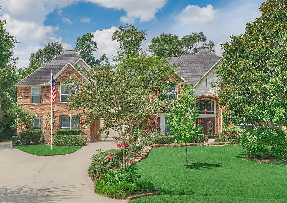 Welcome to 13240 Autumn Mist in Crighton Ridge. Notice the curb appeal and flow of front yard and even the parking!!