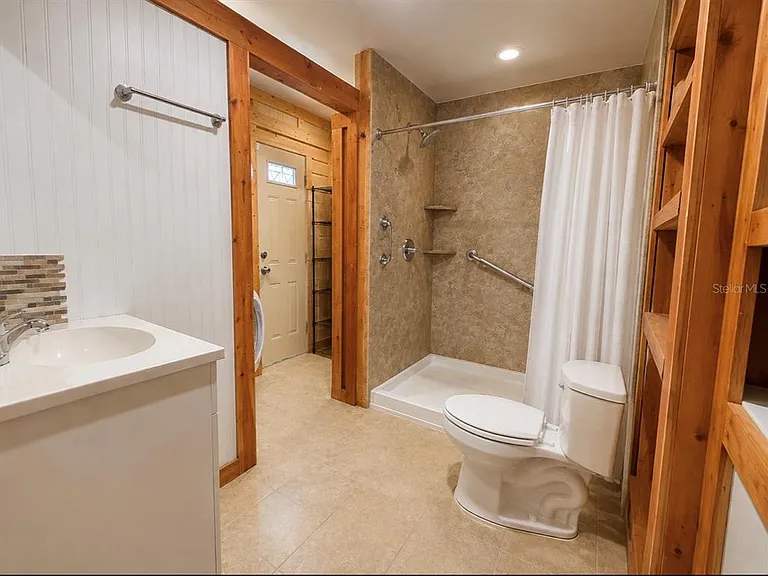 1116 E Winnemissett Ave — Photo 7