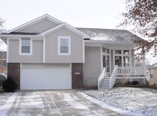 4313 NW Cortland Dr, Blue Springs, MO 64015