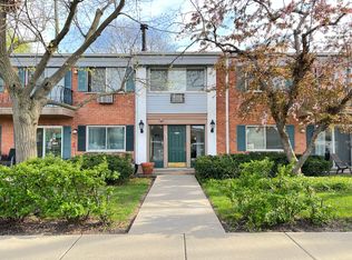 703 E Falcon Dr #C102, Arlington Heights, IL 60005